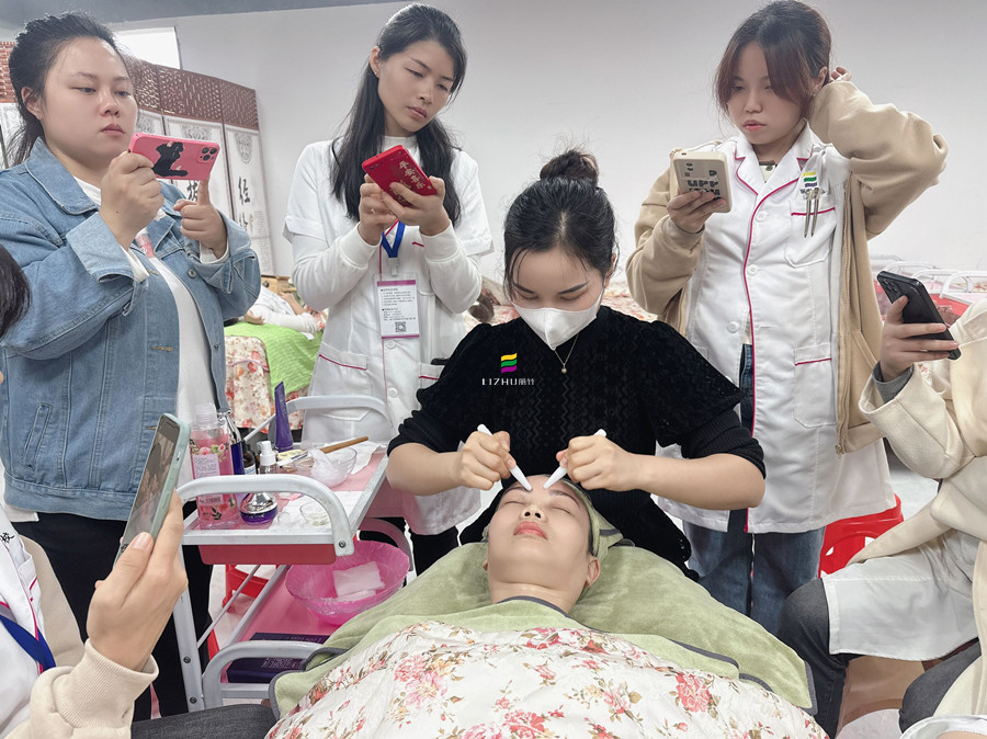 額頭撥筋的注意事項(xiàng)，廣西美容護(hù)膚課件講解