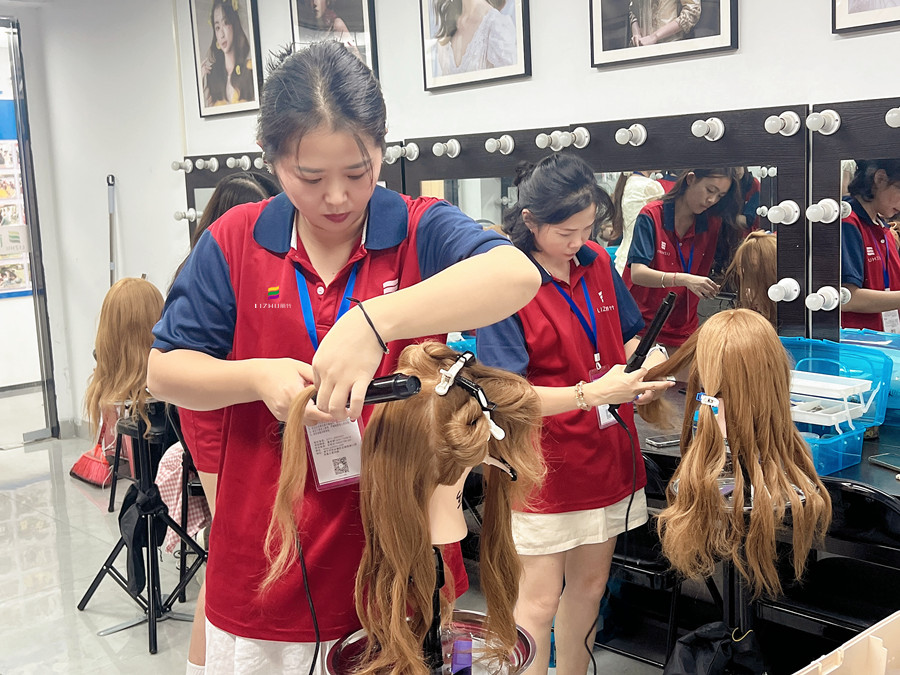 卷發(fā)護(hù)理技巧，廣西燙染技術(shù)學(xué)校課程